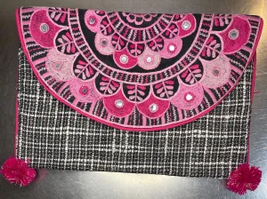 WOVEN CLUTCH BLACK WITH HOT PINK